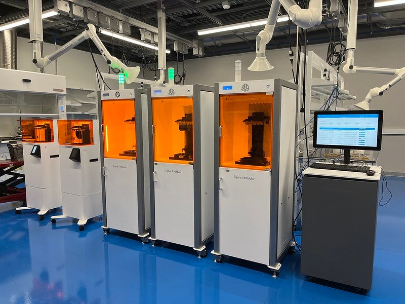 Savannah River National Laboratory(SRNL)의&nbsp;3D&nbsp;프린팅 시설에 설치된&nbsp;3D Systems Figure 4 3D&nbsp;프린터