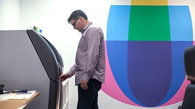 Dougherty, ARC North America의 디자인 부서 관리자인 Joe Dougherty가 ProJet 260Plus에서 제작된 3D 프린트를 확인하고 있습니다. 3D 프린터는 환경 친화적이며 사무실 환경에서 사용해도 안전합니다.