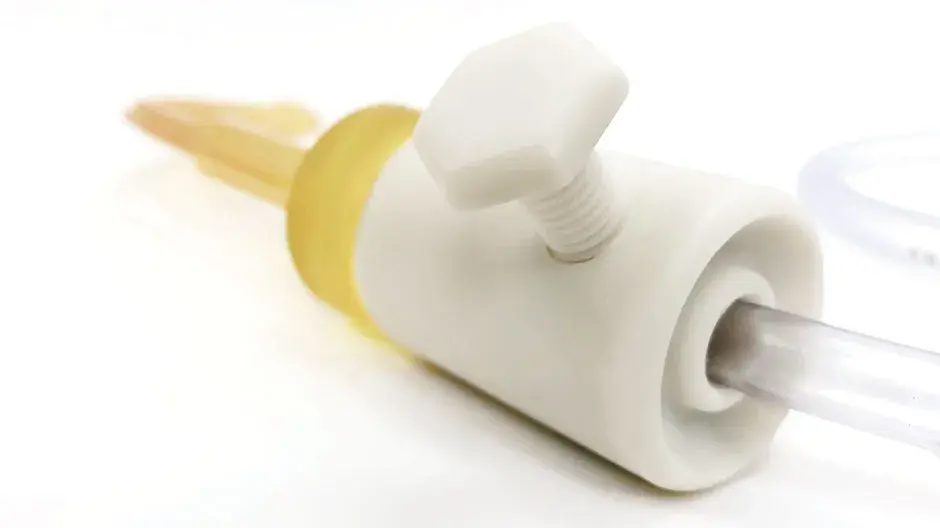 생체 적합성 및/또는 내열성을 필요로 하는 응용 분야를 위한 강성의 백색 소재. 100°C 이상의 고온에서 살균 및 테스트가 가능하며, 부품에 선명한 디테일을 제공합니다.