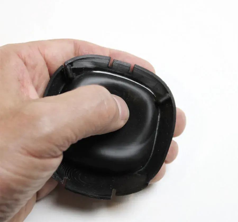 "3D Systems 씨의 Figure 4 ELAST-BLK 10 소재는 고무와 동일한 특성을 지녔습니다. 기대 이상입니다", Splitvision의 R&D 관리자 Lukass Legzdins 씨의 설명입니다.