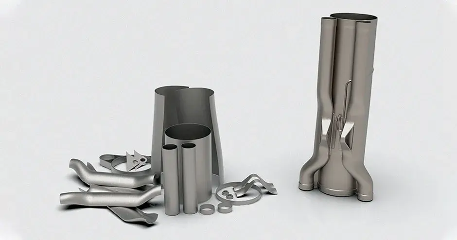 파란색 배경의 여러 3D 프린팅 파트가 전시되어 있습니다. 부품에는 흰색 기어, 화려한 의료용 모델, 기타 견고한 검은색 및 회색 생산 부품이 포함됩니다. 