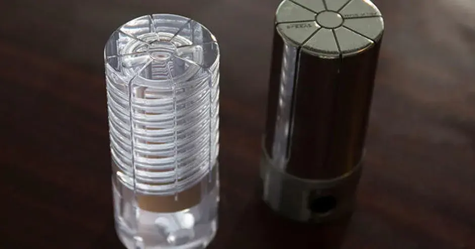 형상 적응형 냉각 방법으로 제작된 부품 2개