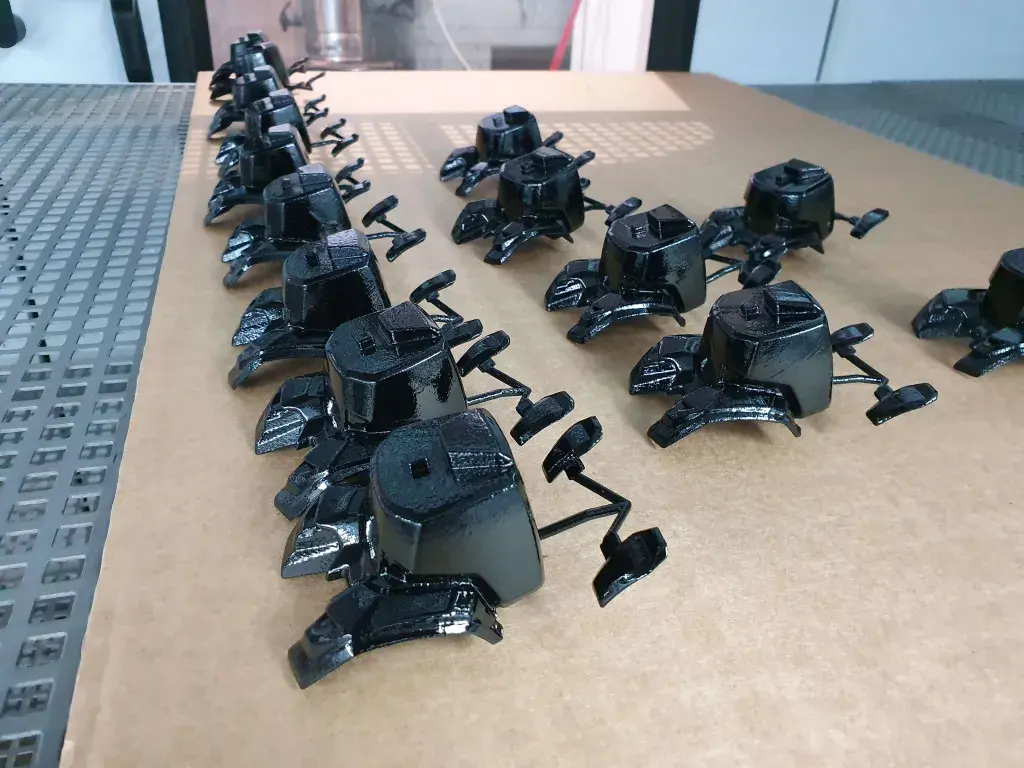 3D Systems 온디맨드에서 만든 Steyr Tractors 조립용으로 유광 마감 처리한 SLS 부품