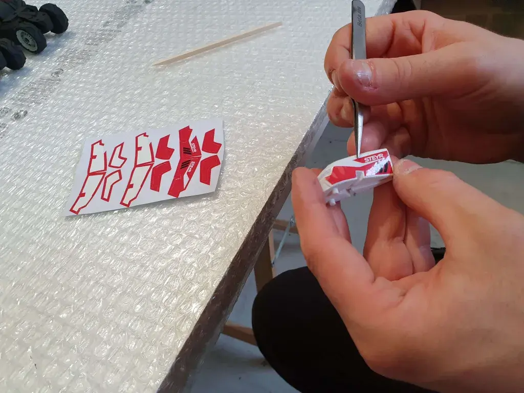 3D Systems 온디맨드에서 Steyr Tractor 외관 모델에 스티커 부착