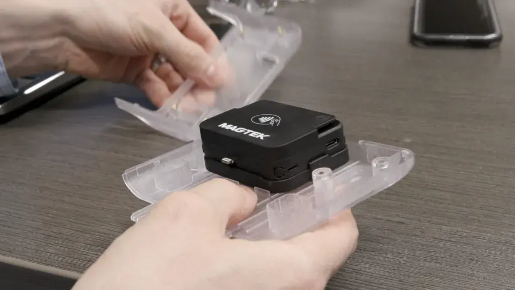 투명 3D 프린팅 부품으로 고객이 간섭을 빠르게 확인할 수 있어 설계가 개선됩니다.