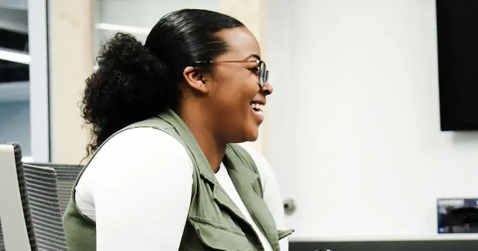 테이블에 앉아 웃고 있는 동료