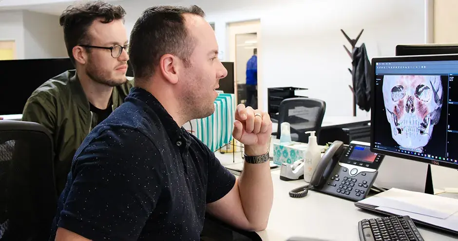 데스크톱을 보고 있는 2명의 동료