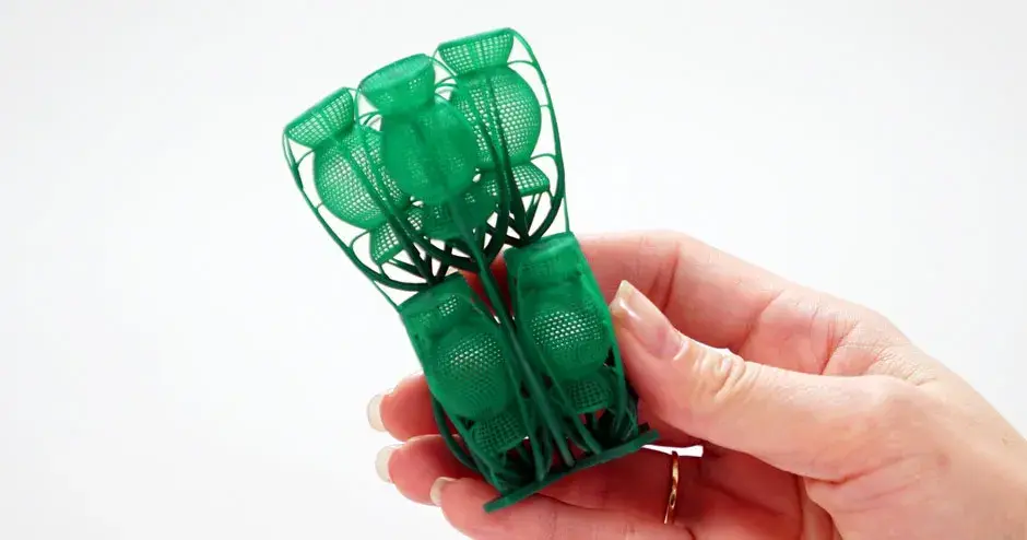 3d-systems-figure-4-jewelcast-grn-10-patterns-tree-v2-쥬얼리 트리 주조를 손으로 붙잡고 있는 여성들