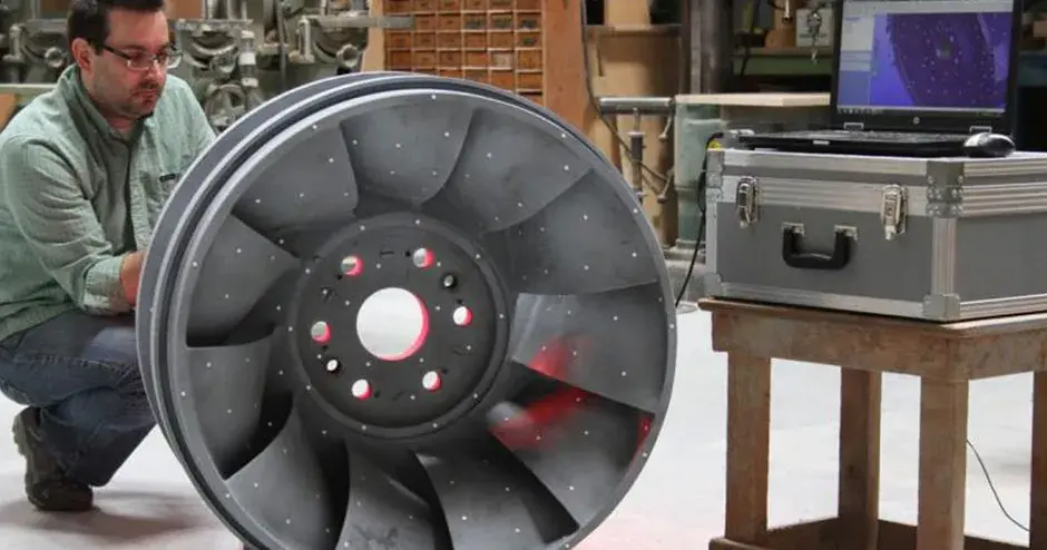 산업 환경에서 매몰 주조 부품 옆에 서 있는 사람