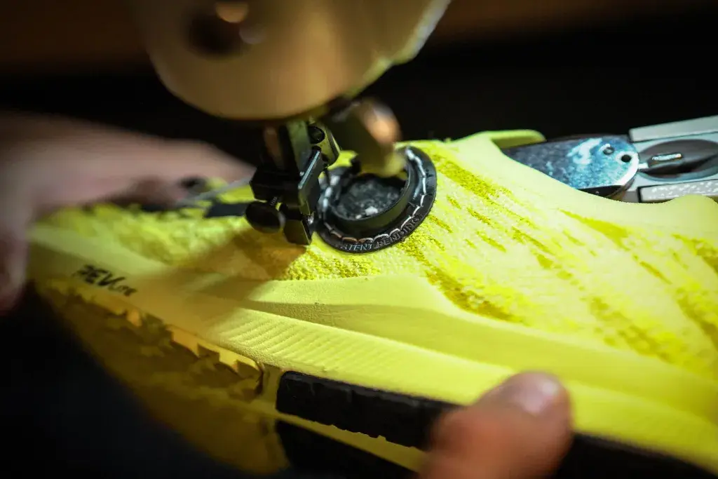 BOA Fit System용 Figure 4 원형 제작품의 신발 스티칭