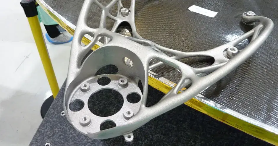 항공우주 산업에 사용되는 Thales 브래킷을 근접 촬영한 사진