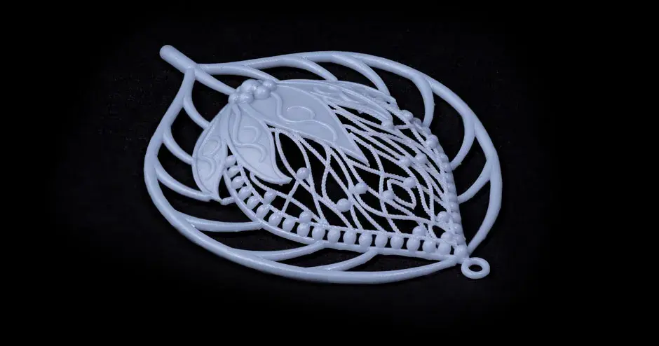 어두운 배경의 figure 4 jewel master gray 펜던트