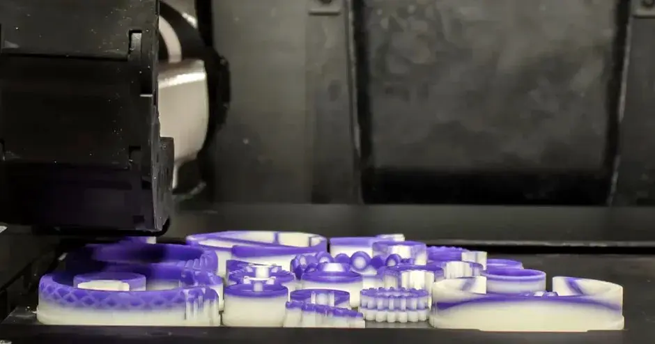 안정성을 설명하기 위해 플랫폼에 여러 가지 쥬얼리 이미지가 가득한 프린터