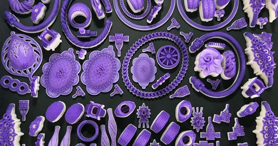 비교할 데 업는 생산성을 설명하기 위해 다양한 쥬얼리 상품이 프린트되어 있는 플랫폼