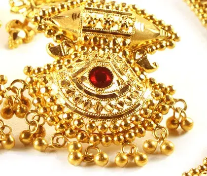 중앙에 루비를 세팅한 섬세한 골드 이어링 디자인