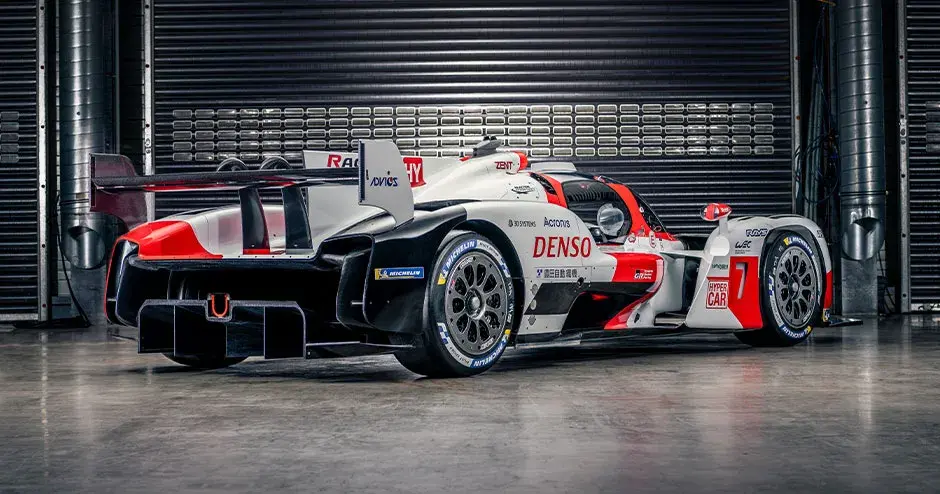 시설 내부에 있는 경주용 자동차