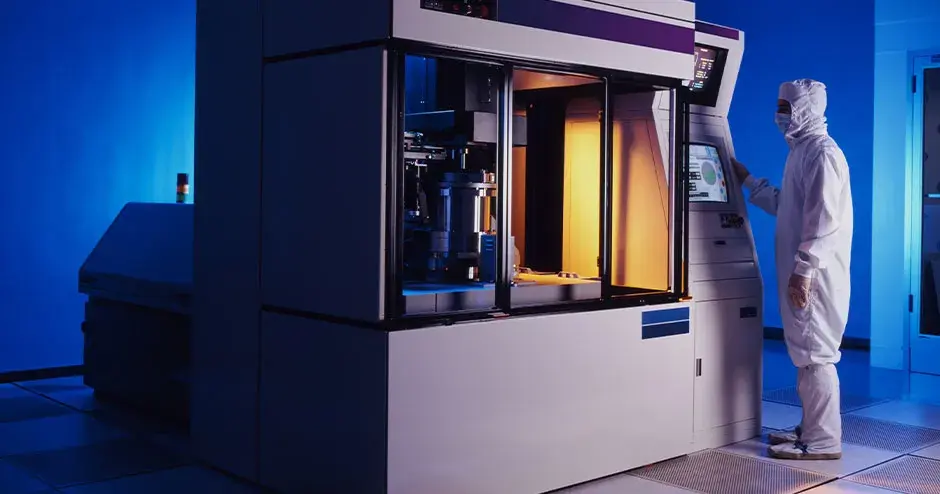 3D 프린터로 작업 중인 직원