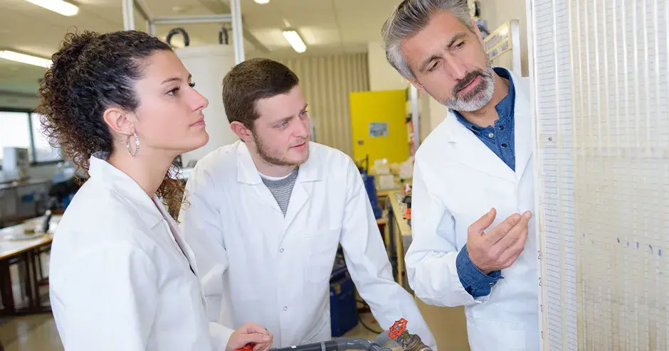 작업에 대해 논의 중인 직원 3명