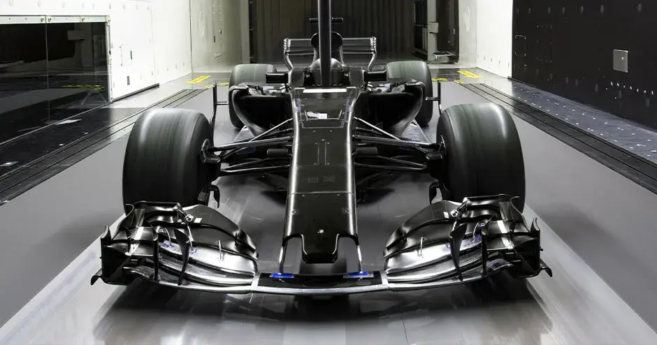 풍동 테스트용 트랙에 놓인 경주용 자동차