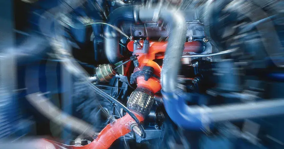 배기 시스템을 부각시킨 자동차 엔진