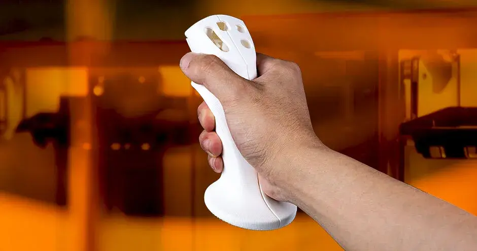 손에 든 Figure 4 Tough 60c White