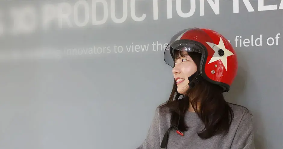 회사 로고 옆에 서 있는 3D Systems 직원