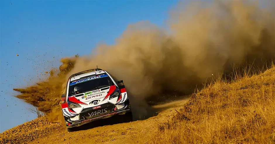 지나간 자리에 거대한 먼지 구름을 남기는 경주용 자동차