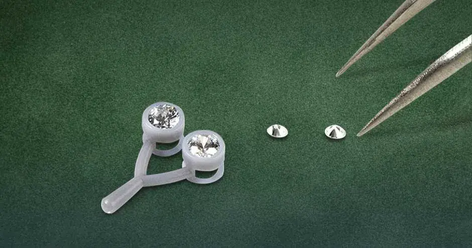 녹색 벨벳 배경에 배치된 figure 4 jewel master gry 주얼리 펜던트와 스톤