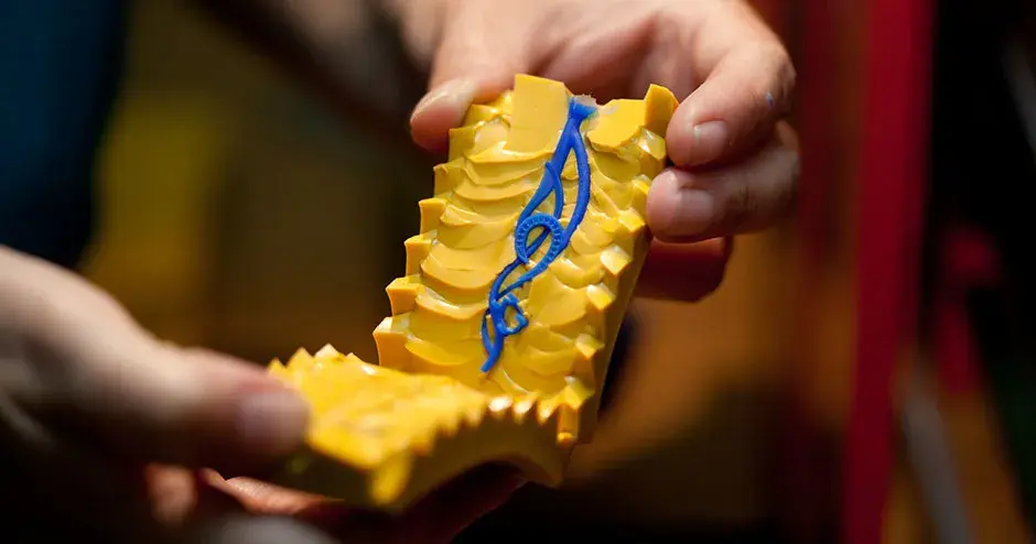 노란색 고무 금형의 청색 왁스 펜던트