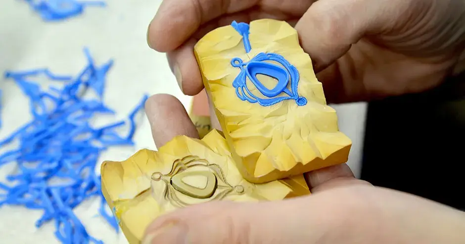 노란색 고무 금형에 둥글린 삼각형 베젤이 있는 청색 왁스 펜던트