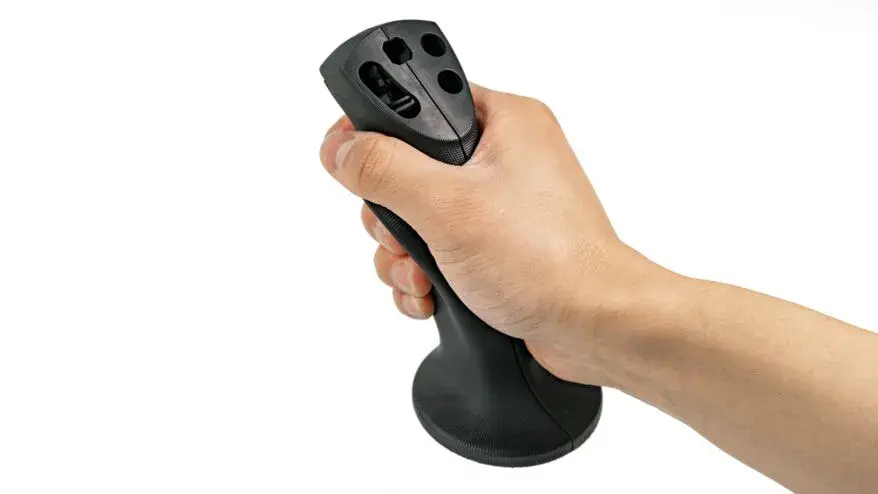 손에 든 Figure 4 Tough 65C Black 부품