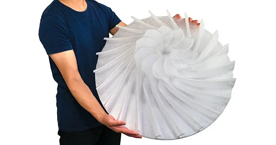 임펠러를 잡고 있는 남성