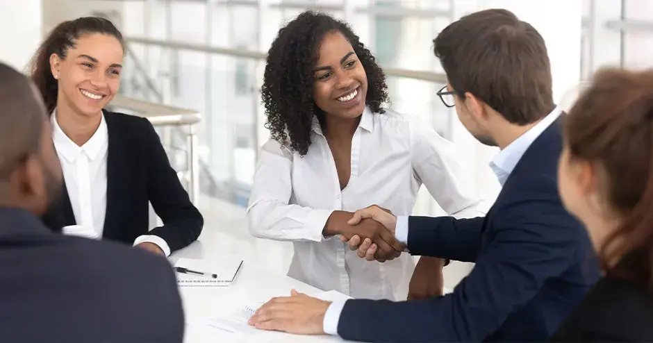 사무실에서 대화 중인 전문가 그룹