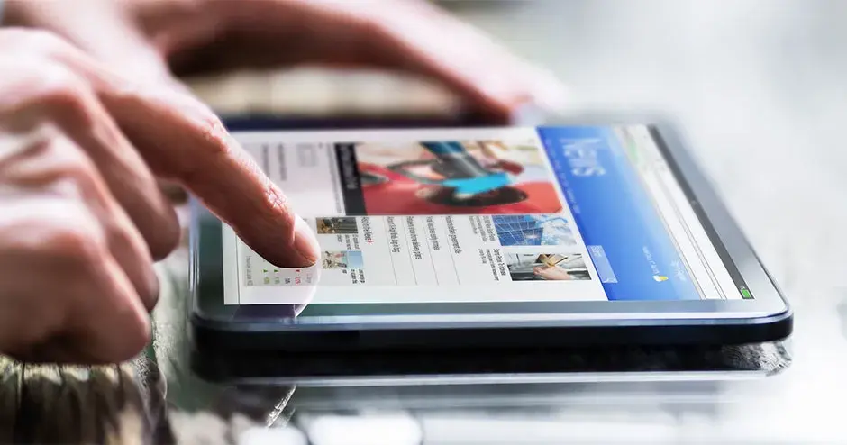 뉴스가 강조 표시된 태블릿을 보고 있는 사람