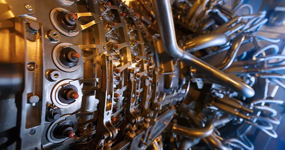 가압 인클로저 내부에 있는 원료 가스 컴프레서의 가스 터빈 엔진