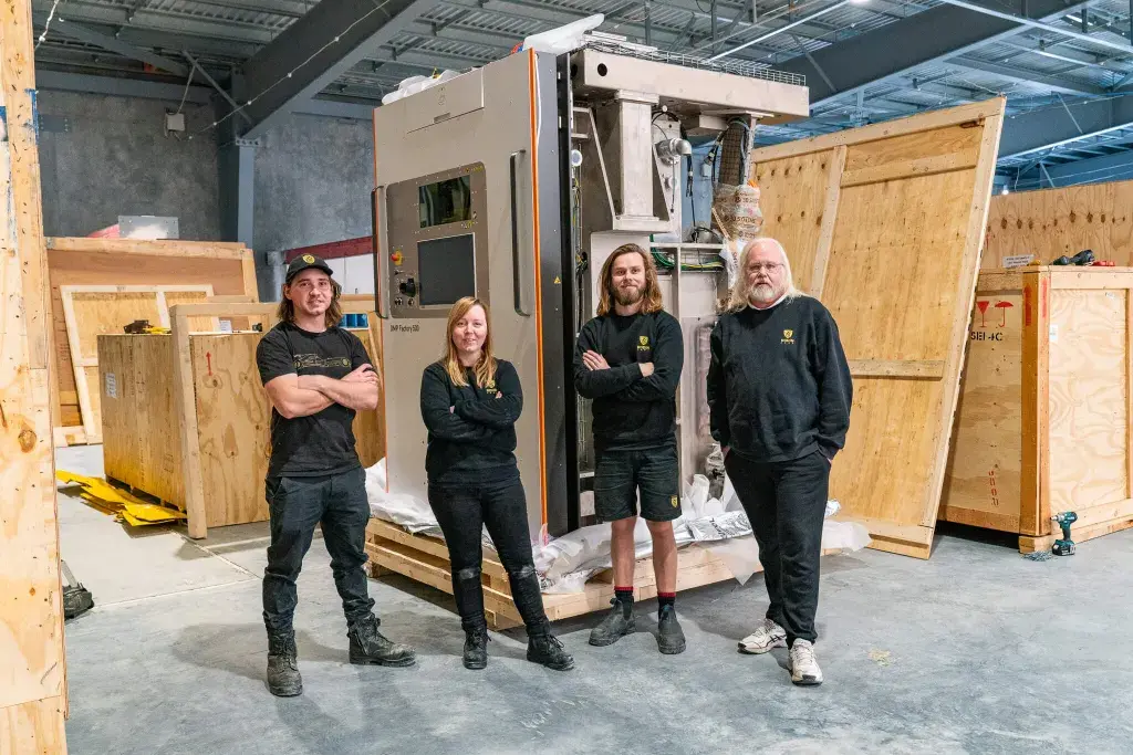 새로운 DMP Factory 500의 포장을 풀고 있는 Rodin Cars 팀