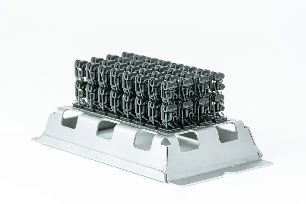 스태킹 기능을 사용해 3D 프린트된 부품으로 가득한 Figure 4 빌드 플레이트