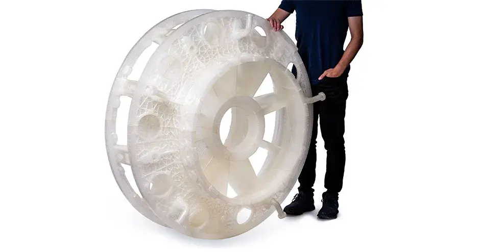 케이싱 QuickCast 패턴 옆에 서 있는 남자