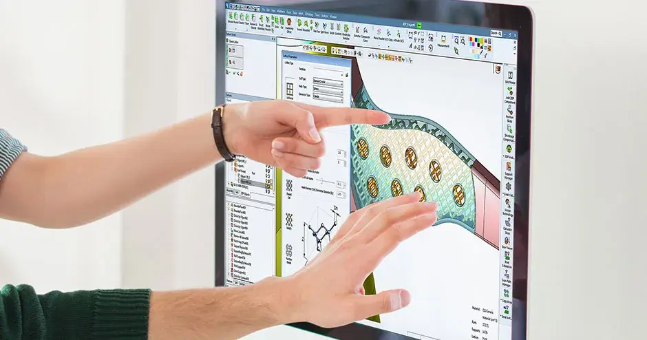 컴퓨터 모니터를 가리키는 2명의 사람