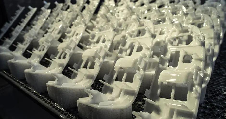 트레이에 담긴 다양한 3D 인쇄 부품