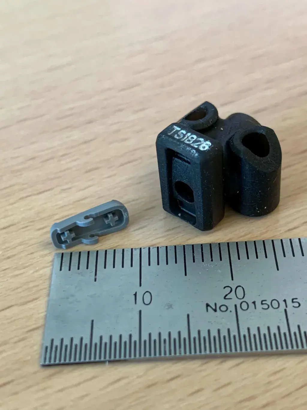 정확성을 표시하기 위한 자가 있는 Figure 4 프린트 부품