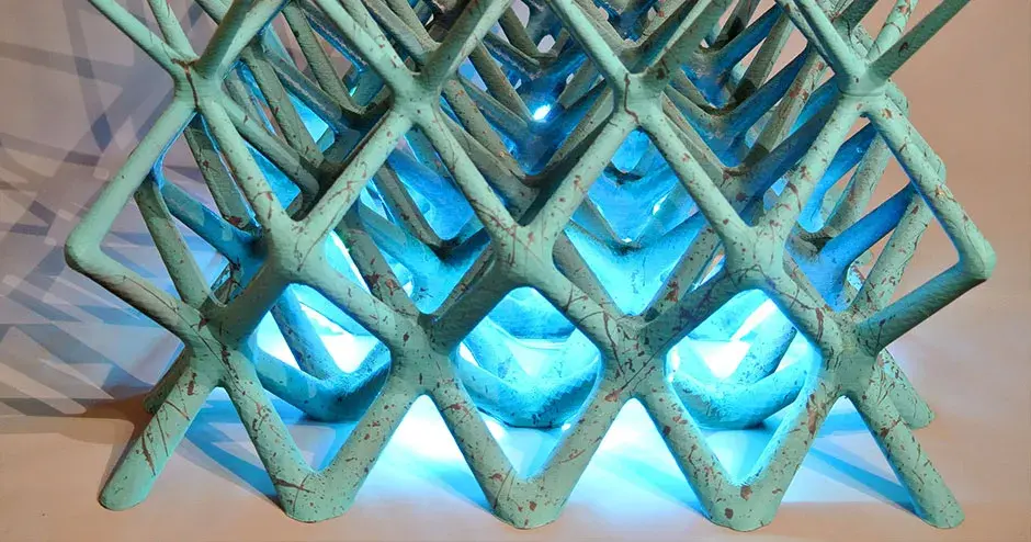 필라멘트 소재를 사용해 예술적으로 만든 커피 테이블