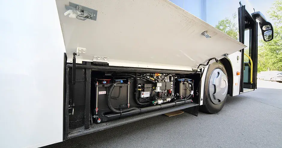 전기 버스 아래의 소형 배터리 및 전자장치 구획의 모습