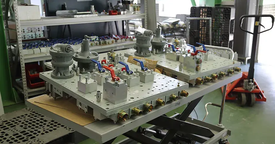 많은 구성품으로 구성된 사전 조립된 밸브 및 압력 조절기