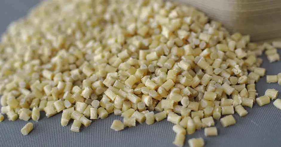 회색 배경의 오프 화이트 플라스틱 펠렛