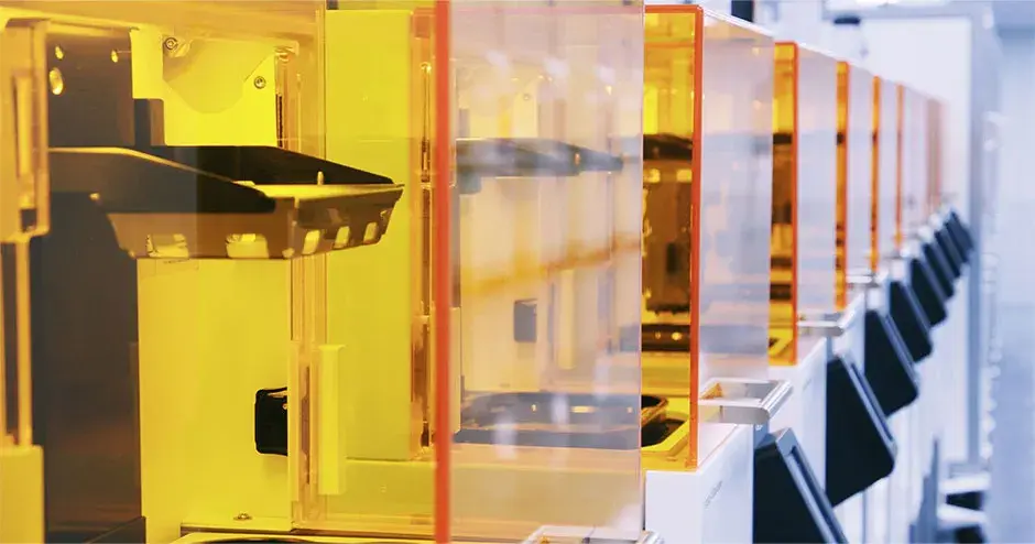 길게 늘어선 Figure 4 3D 프린터