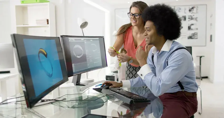 대형 모니터에서 손목시계를 설계하고 파일을 편집하고 있는 2명의 사람들