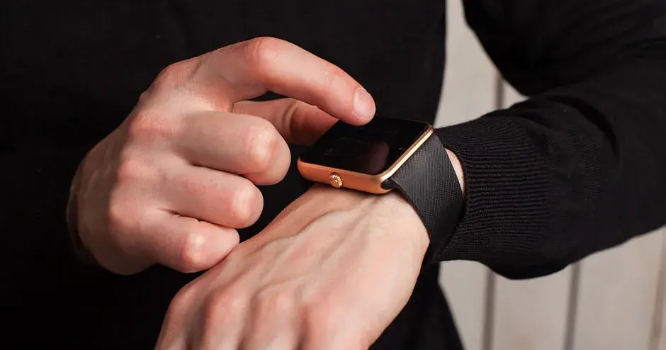 스마트워치를 착용하고 시계의 기능을 가리키고 있는 남자