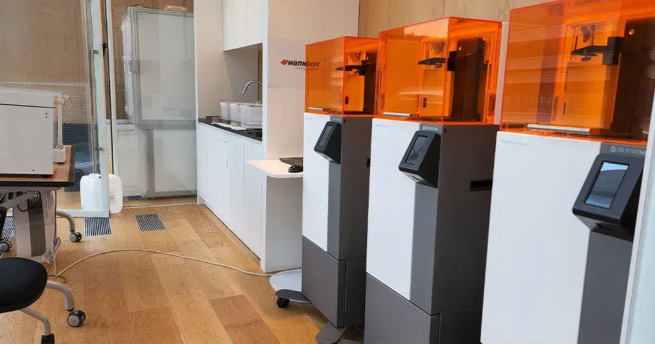 Figure 4 프린터가 늘어선 한국타이어 디자인 센터