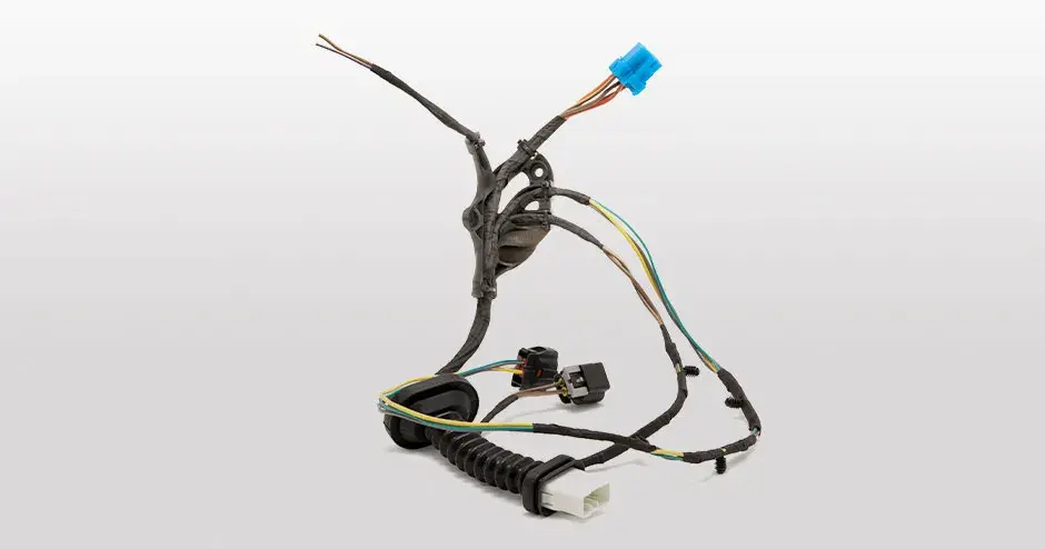 조립 작업에도 도움이 되는 배선 가이드 역할을 하는 차량 전기 하네스용 유지 구성품.